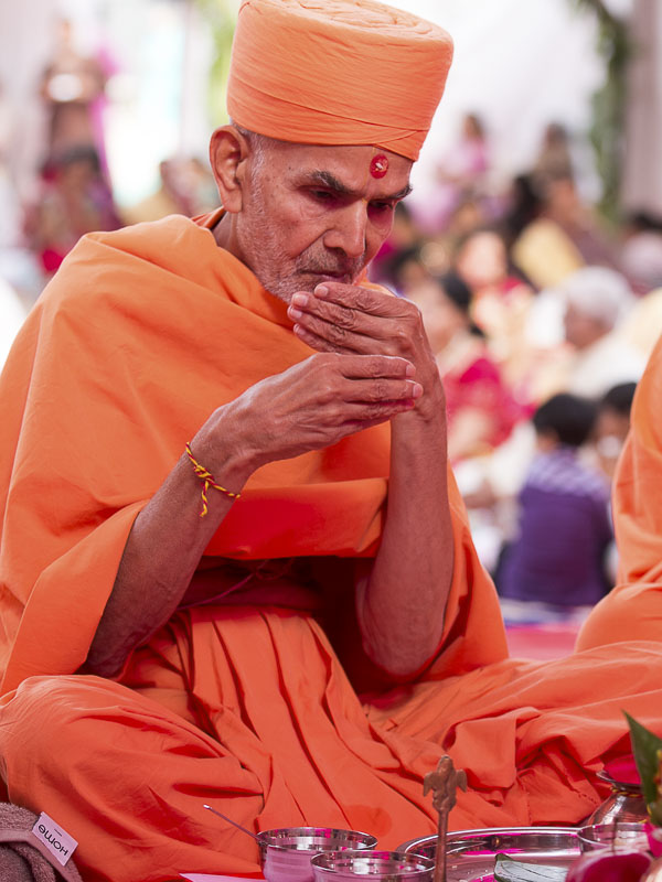 Murti-Pratishtha mahapuja rituals being performed by Pujya Mahant Swami