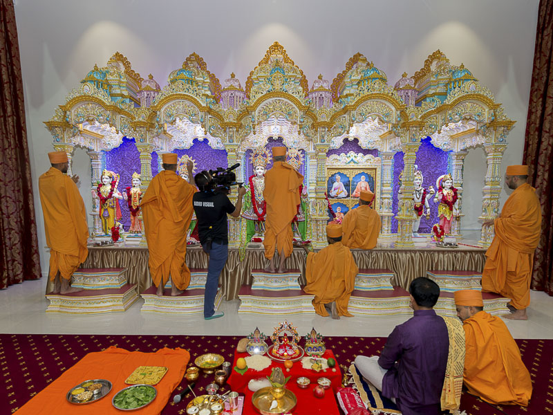 Sadhus perform murti-pratishtha rituals