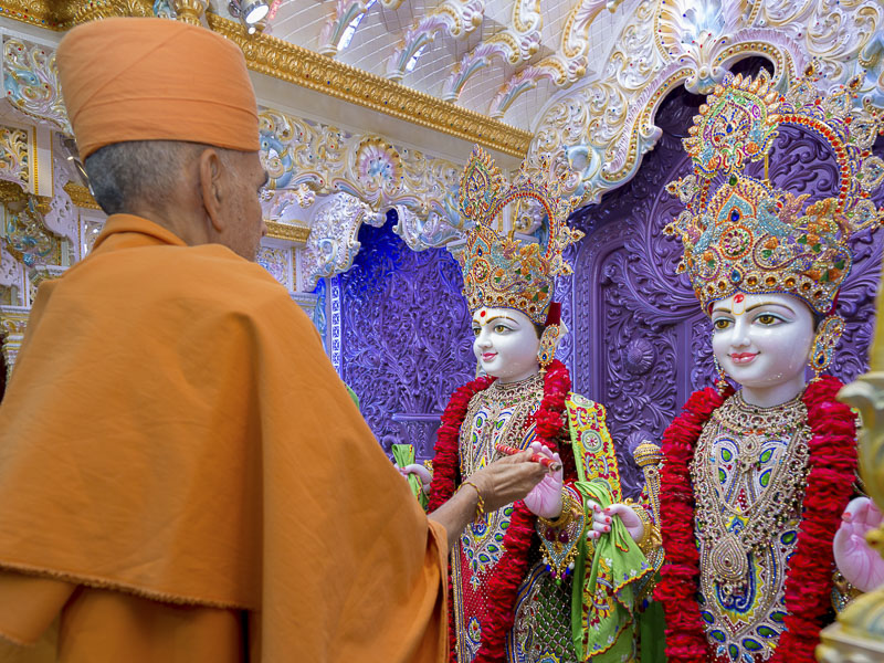 Pujya Mahant Swami performs murti-pratishtha rituals