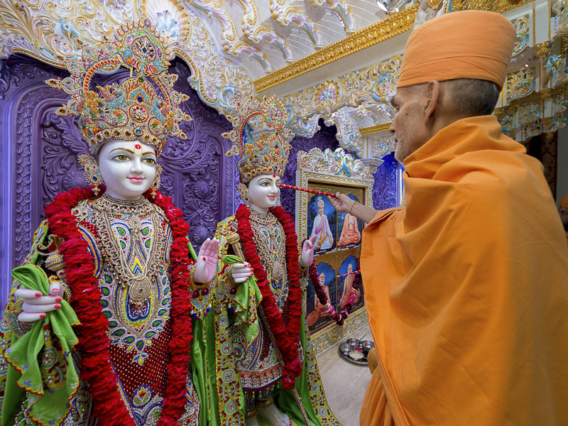 Pujya Mahant Swami performs murti-pratishtha rituals