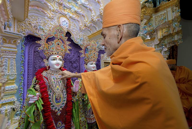 Pujya Mahant Swami performs murti-pratishtha rituals