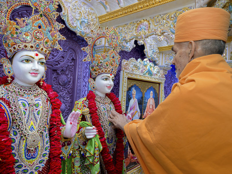 Pujya Mahant Swami performs murti-pratishtha rituals