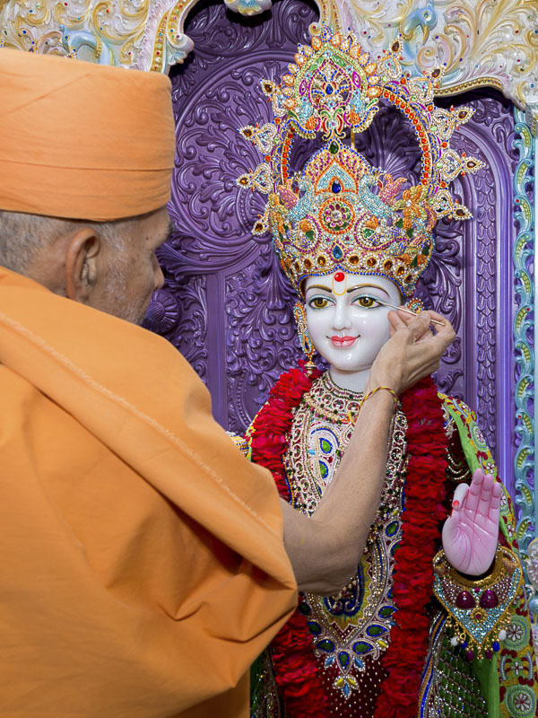 Pujya Mahant Swami performs murti-pratishtha rituals