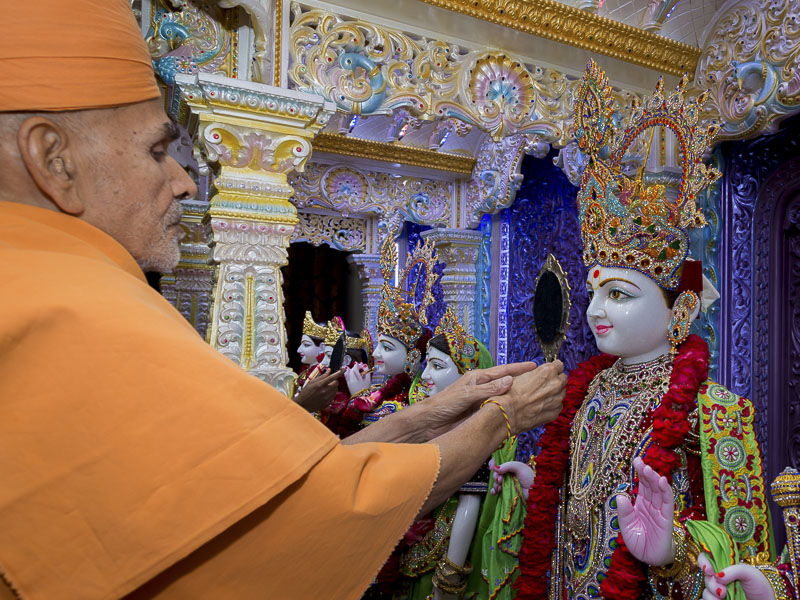 Pujya Mahant Swami performs murti-pratishtha rituals