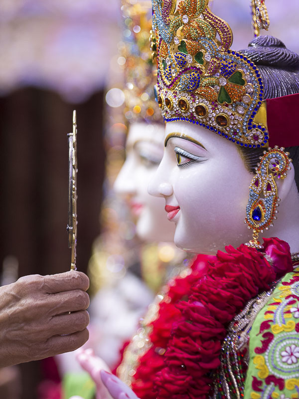 Pujya Mahant Swami performs murti-pratishtha rituals