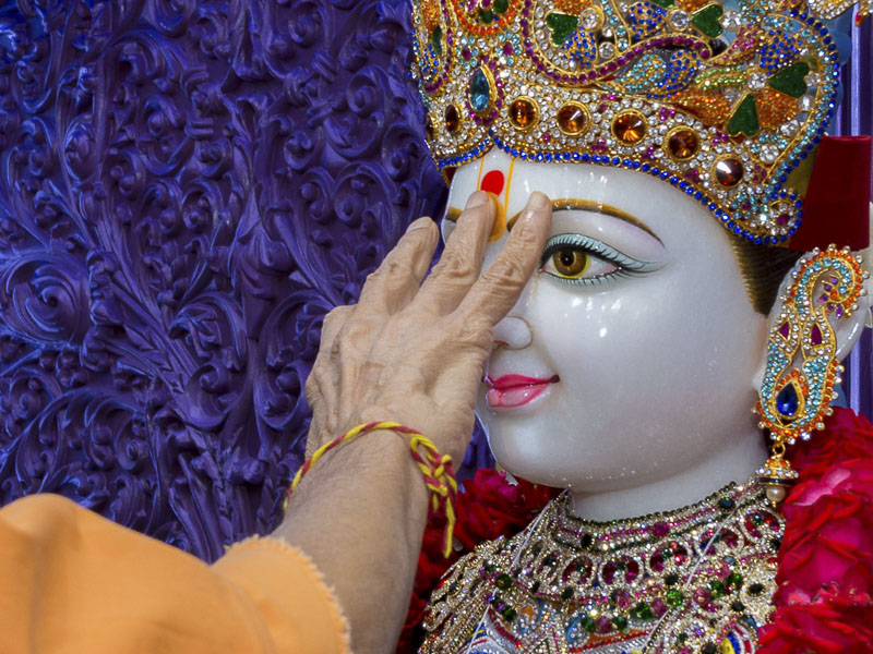 Pujya Mahant Swami performs murti-pratishtha rituals