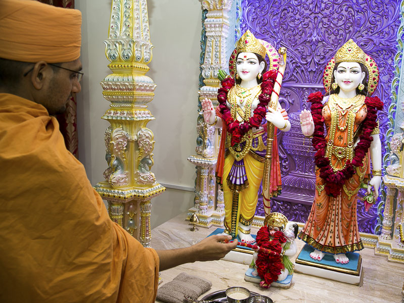 Sadhus perform murti-pratishtha rituals