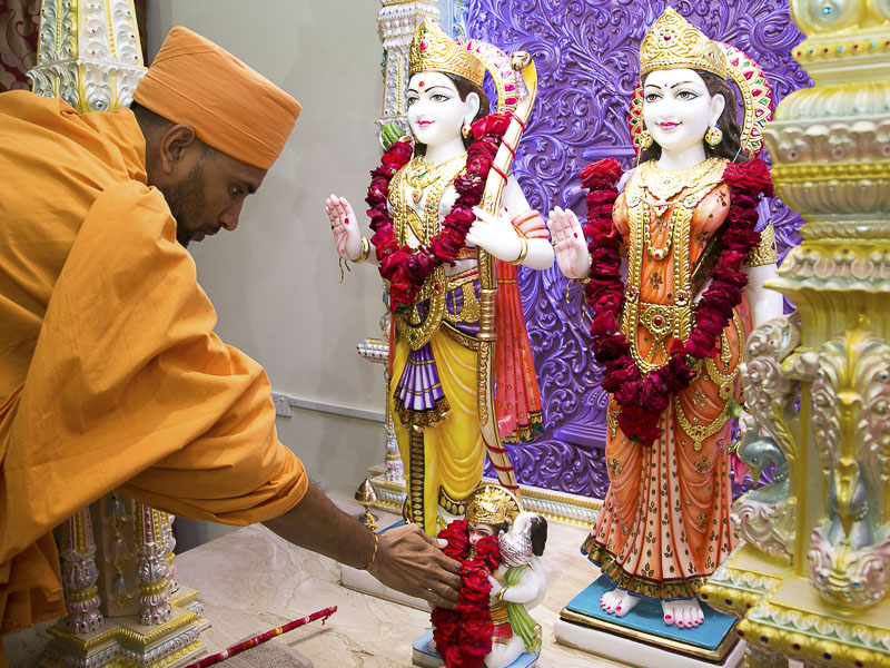 Sadhus perform murti-pratishtha rituals
