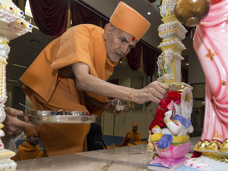 Pujya Mahant Swami performs pujan of murtis