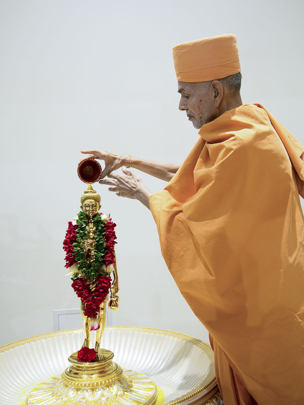 Pujya Mahant Swami performs abhishek of Shri Nilkanth Varni