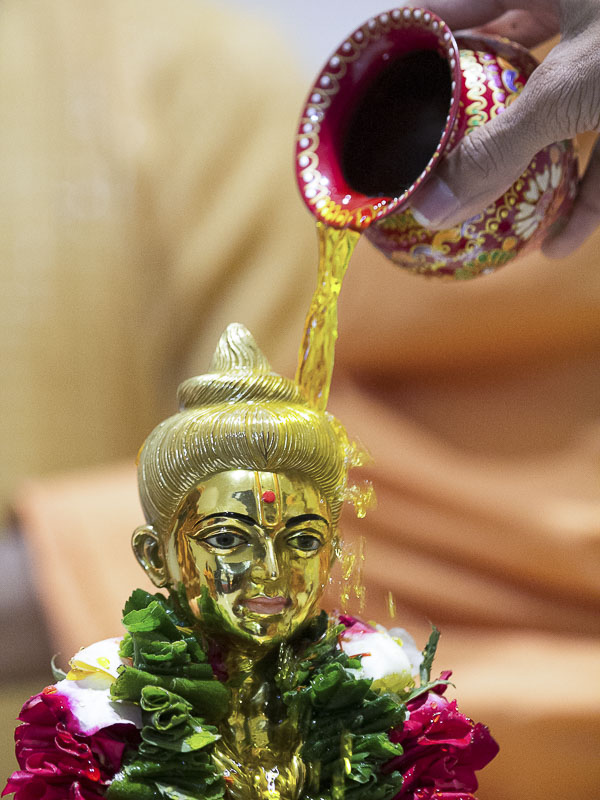 Pujya Mahant Swami performs abhishek of Shri Nilkanth Varni