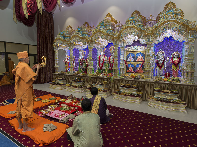 Pujya Mahant Swami performs pratishtha arti
