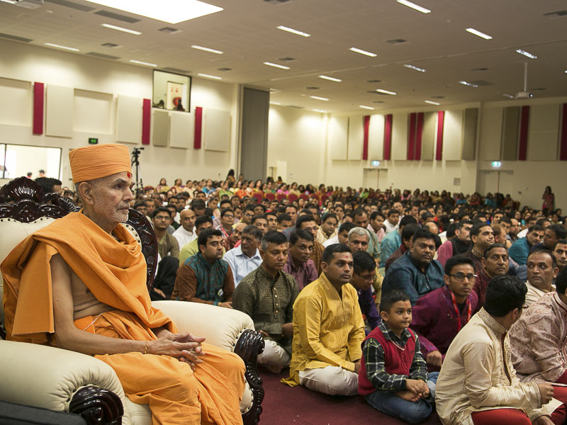 Pujya Mahant Swami and devotees during the pratishtha assembly