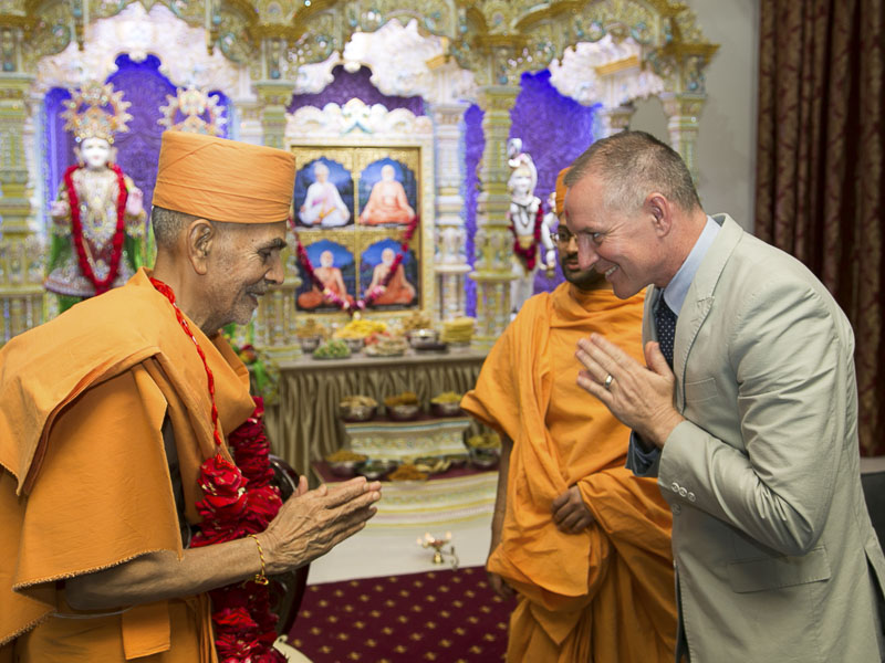 Pujya Mahant Swami welcomes Hon. Jay Wetherill MP, Premier of South Australia