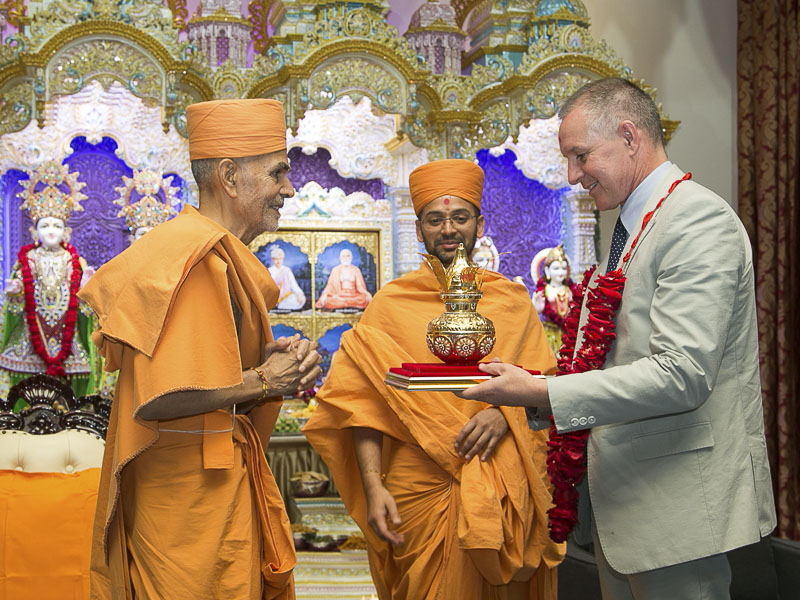 Pujya Mahant Swami presents Hon. Jay Wetherill with a memento