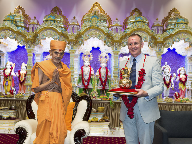 Pujya Mahant Swami presents Hon. Jay Wetherill with a memento