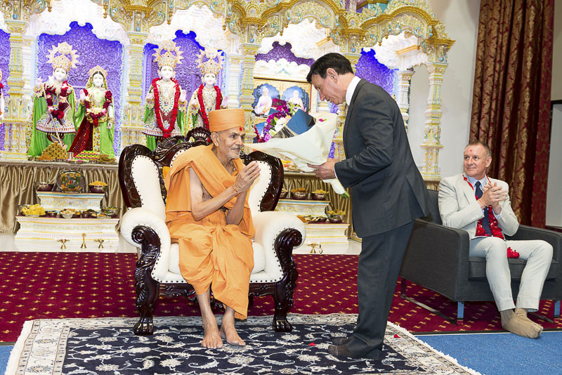 Pujya Mahant Swami meets invited guests