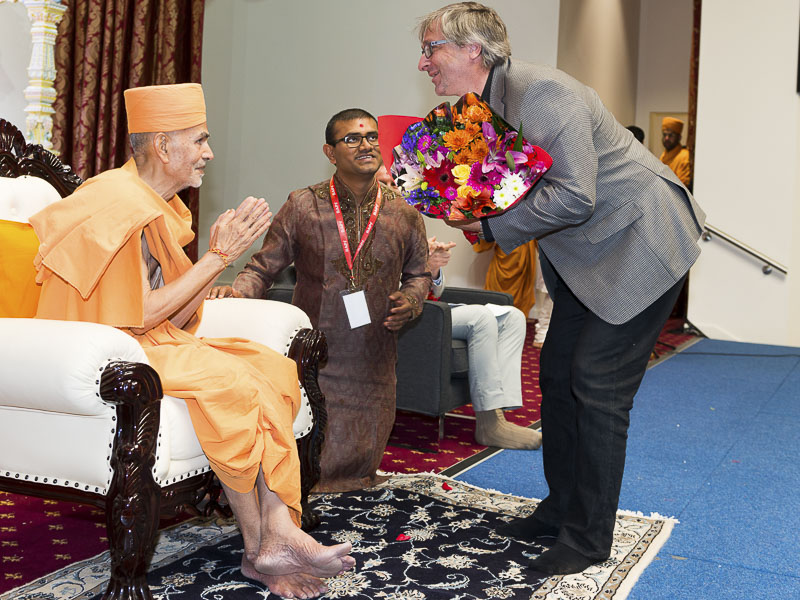 Pujya Mahant Swami meets invited guests