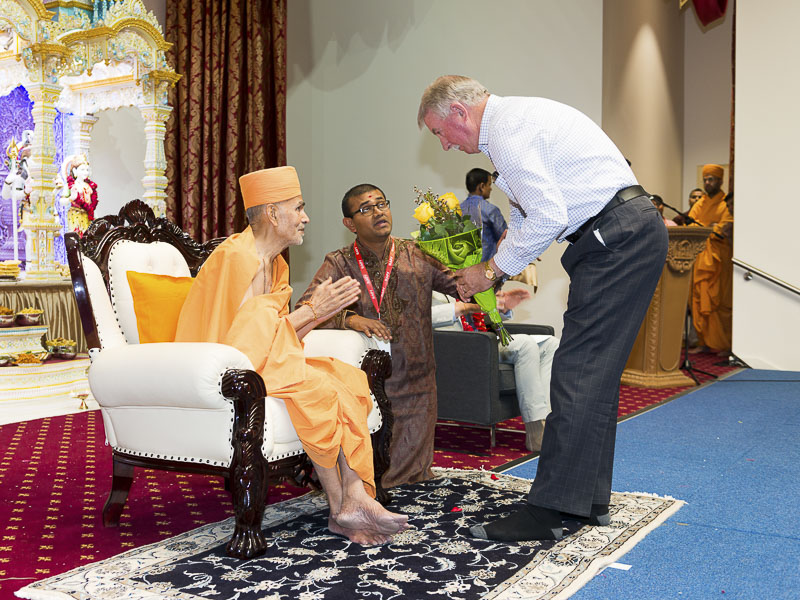 Pujya Mahant Swami meets invited guests