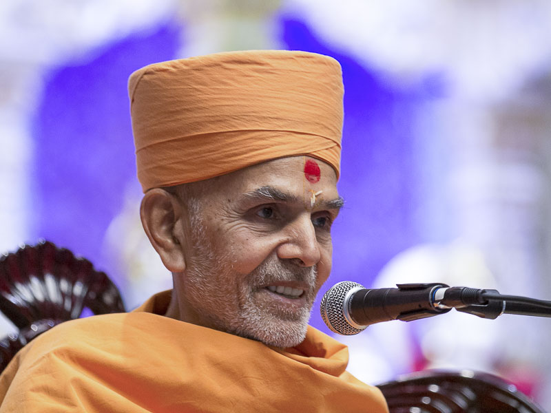 Pujya Mahant Swami blesses the devotees