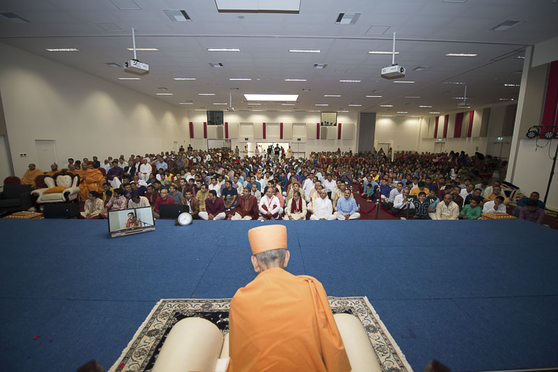 Devotees during the murti-pratishtha assembly