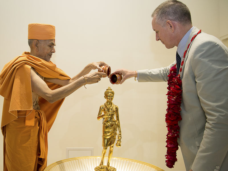 Pujya Mahant Swami and Hon. Jay Wetherill perform abhishek of Shri Nilkanth Varni