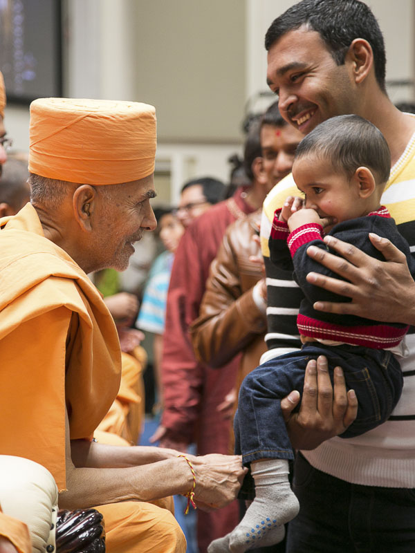 Pujya Mahant Swami blesses devotees