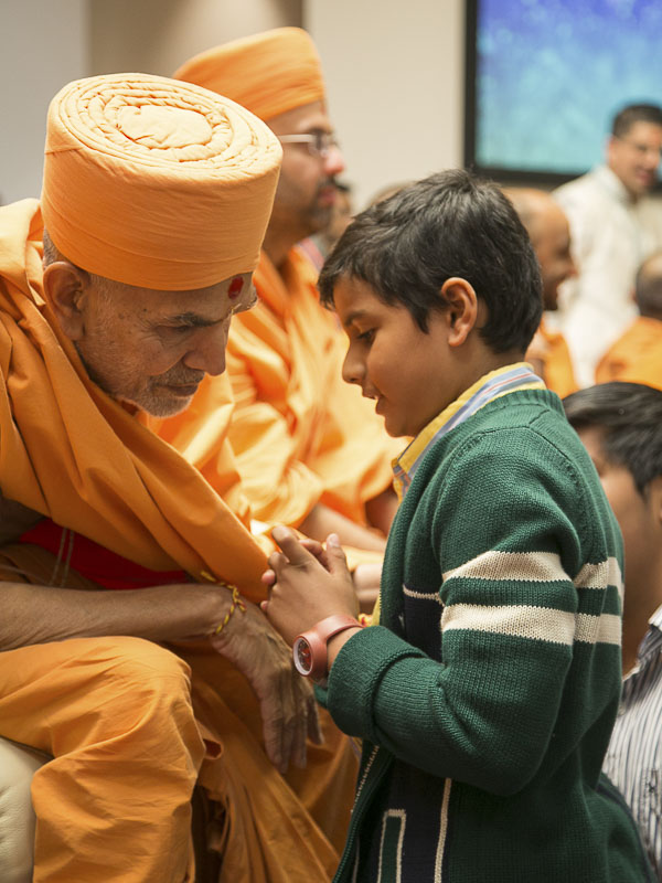 Pujya Mahant Swami blesses devotees