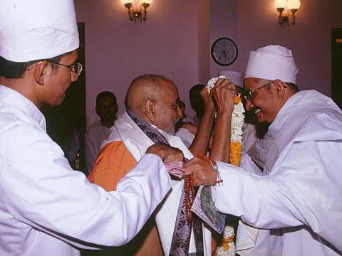 Swamishri honors Shri Hatim Jakiyuddin Saheb