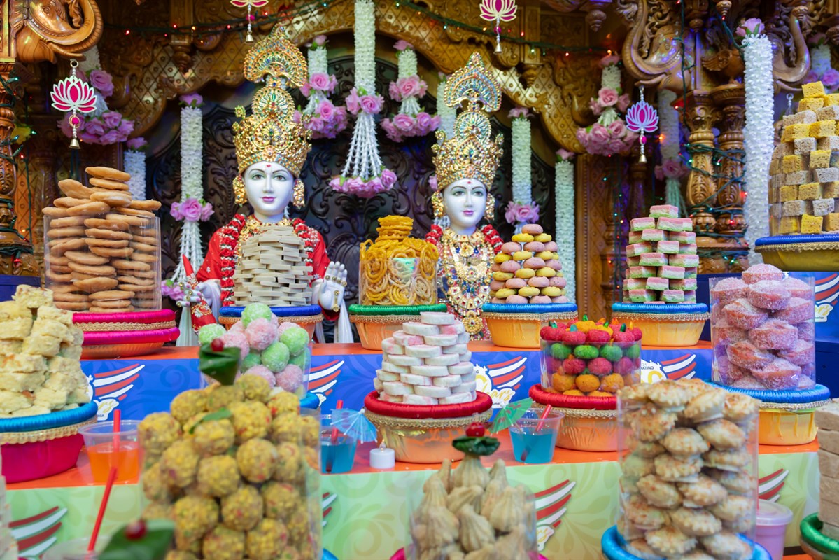 Grand Annakut Darshan & Fireworks