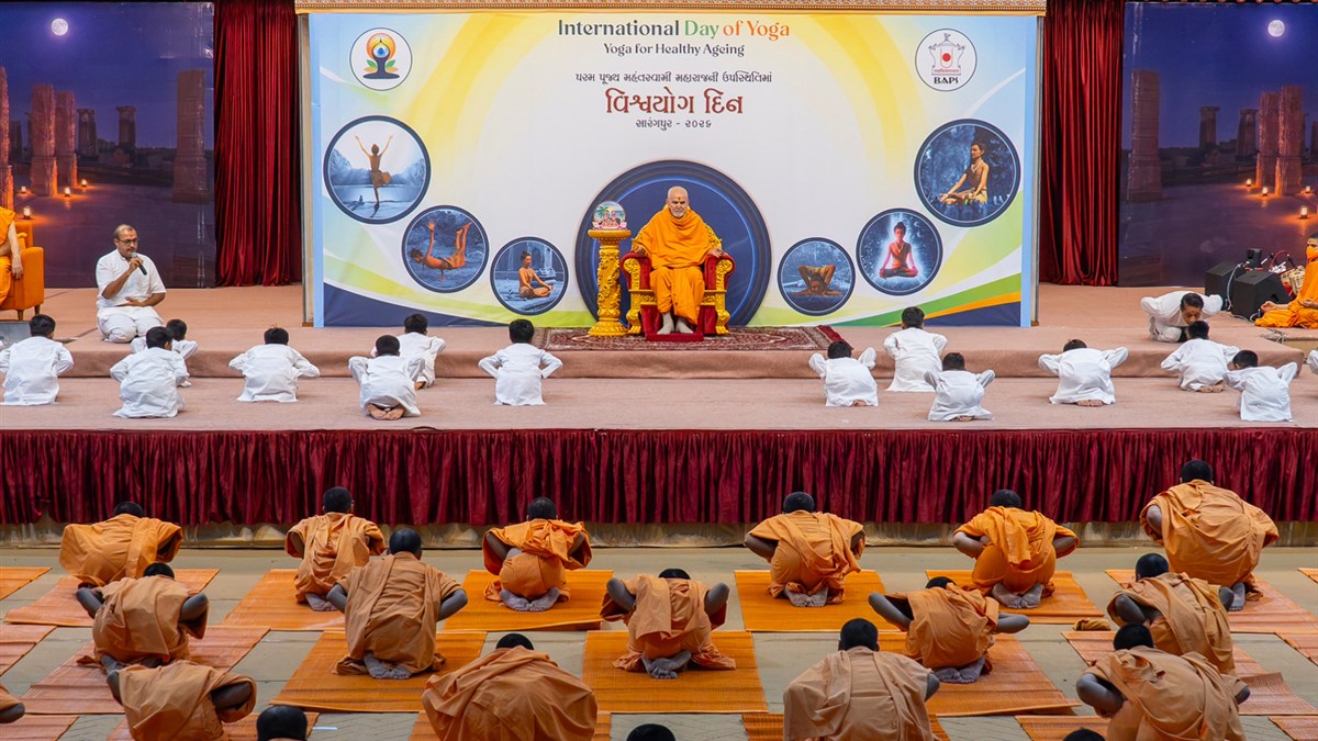 Param Pujya Mahant Swami Maharaj and Balaks Perform Pranayam to Celebrate International Day of Yoga